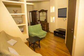 Отель Hotel Black Sea House Батуми Семейный номер с ванной комнатой-1