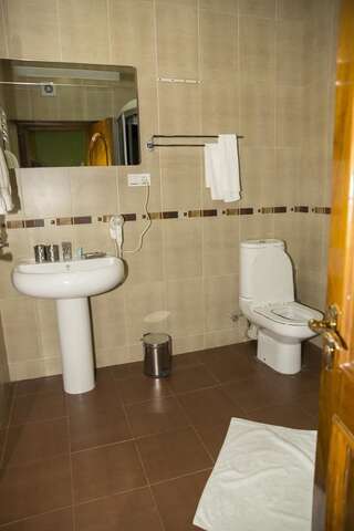 Отель Hotel Black Sea House Батуми Двухместный номер с 1 кроватью и собственной ванной комнатой-3