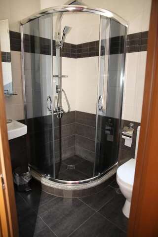 Отель Hotel Black Sea House Батуми Одноместный номер с ванной комнатой-3